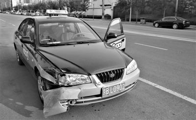 昨日，朝陽區(qū)林萃路，因連撞“克隆”車，的哥劉師傅的車輛受損送修。新京報(bào)記者 黃月 攝
