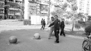 就為了搬這個石墩，男子打傷了兩個保安