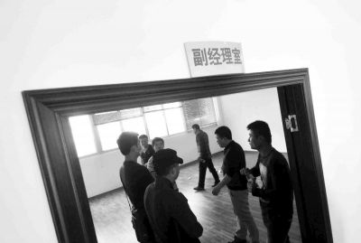  副經(jīng)理室裝修得相當(dāng)豪華，稱(chēng)得上“土豪”級(jí)別