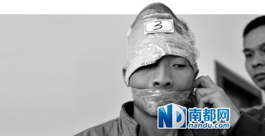 為了防止犯罪嫌疑人串供，民警用膠帶將犯罪嫌疑人的嘴封住。