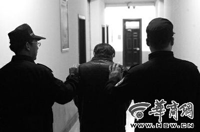 　昨日，西安市長(zhǎng)延堡派出所，砍傷醫(yī)生的插隊(duì)患者已被警方控制 本報(bào)記者 張喆 攝