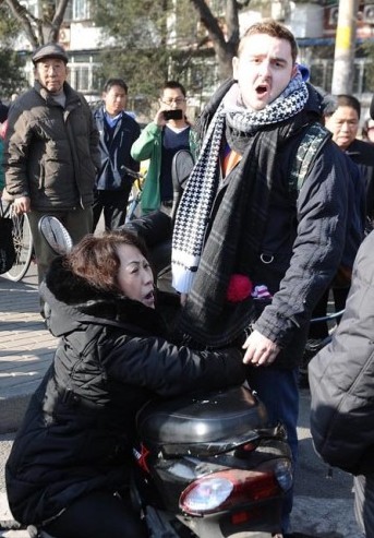 12月2日上午10時30分許，北京朝陽區(qū)一名女子在經(jīng)過騎車?yán)贤鈺r，雙方剮蹭后發(fā)生爭執(zhí)