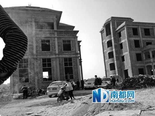 兩棟被舉報的違建樓下昨日一度聚集了超過百人，城管離開后逐漸散去。南都記者張志韜實習生宋超攝