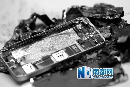 于先生的新iPhone5S手機直接“爆”廢。 南都記者劉有志攝