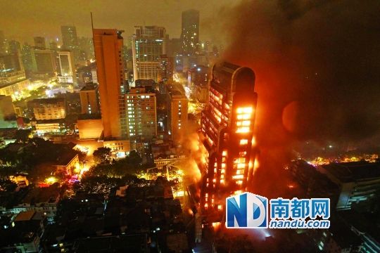 昨晚近7時(shí)，廣州越秀區(qū)起義路217號建業(yè)大廈發(fā)生火災(zāi)?；饎菝土遥瑢⒄麠澊髽嵌紵藗€(gè)通透。