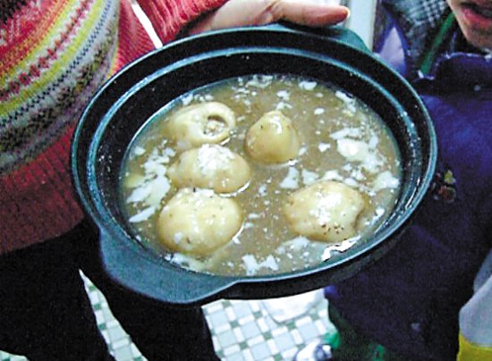 由于放置時間過久，鍋里的湯圓已經(jīng)非常大，湯圓皮上浮現(xiàn)很多白色物質(zhì)。