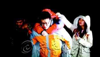 　途中女隊(duì)友小妮突發(fā)高燒，男隊(duì)員輪流背了她三個(gè)小時(shí)，直到網(wǎng)友開車來接