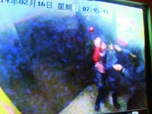 男子尾隨侯某進(jìn)入電梯。