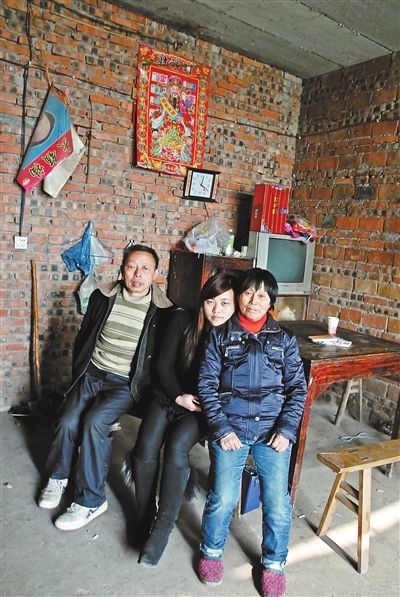 超生女謝先梅(中)、養(yǎng)父謝運(yùn)才（左）、謝運(yùn)才的嫂子唐富秀