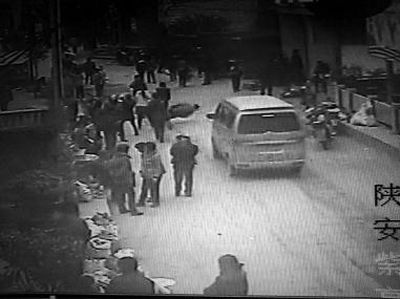 監(jiān)控錄像顯示，劉某側(cè)身行走時(shí)不慎跌倒，王某途經(jīng)此處時(shí)將其扶起（圖中畫圈處） 通訊員 何春地 攝