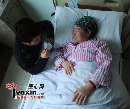 2月15日，馬友紅給病床上的母親喂水喝，對于家庭現(xiàn)在的處境，身患重癥的母親也時(shí)而感到愧對兒子。亞心網(wǎng)記者 張已 攝