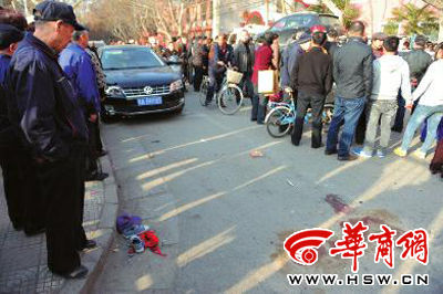 車禍現(xiàn)場的血跡被人用土覆蓋，旁邊則放著紅領(lǐng)巾、一雙童鞋和一頂帽子 本報記者 趙彬 攝