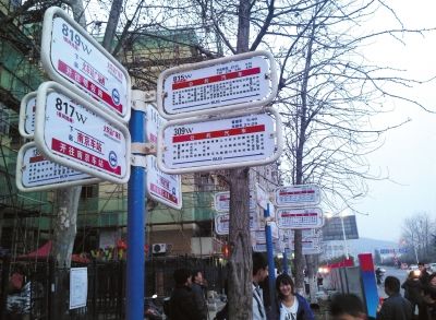 3月16日，江蘇省南京市，眾多乘客在“火車站廣場東”站臺候車。圖/東方IC