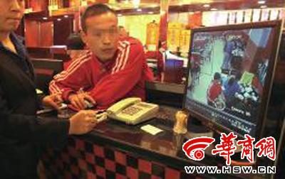 昨日，李女士展示從火鍋店抱回的火鍋，內(nèi)有濕巾