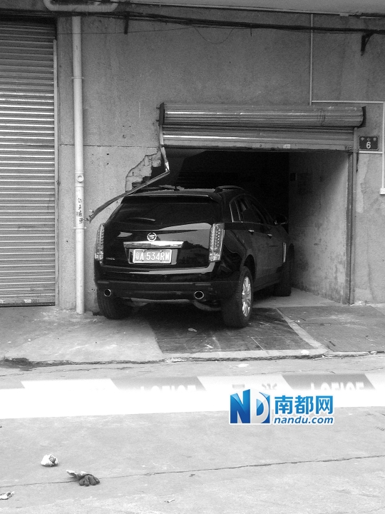　昨日，凱迪拉克撞人后停在一倉庫門口，車后有一攤血跡。 南都記者陳杰生攝