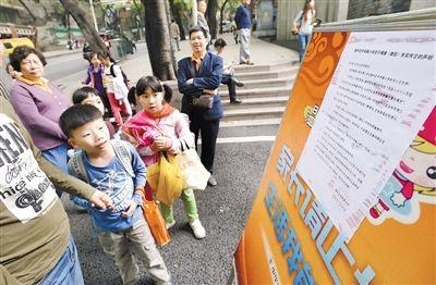 昨日，中華路小學貼出告示，提醒家長不要相信傳言。