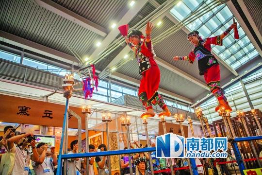 2號(hào)展館，苗族姑娘表演踩燈泡絕技《電光玫瑰》，赤腳踩上40瓦的燈泡并做出高難度動(dòng)作。 南都記者 霍健斌 攝