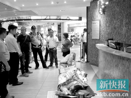 昨日，劉姐的行為引來眾人圍觀，警方再次到場進(jìn)行調(diào)解。
