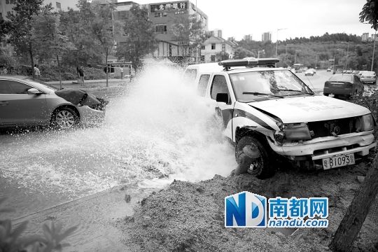 昨日，龍華金龍路，男子開(kāi)走警車(chē)，后撞上消防栓停下，警車(chē)車(chē)頭受損。