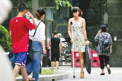 7月11日，阿依穿著高跟鞋在小區(qū)拿快遞。