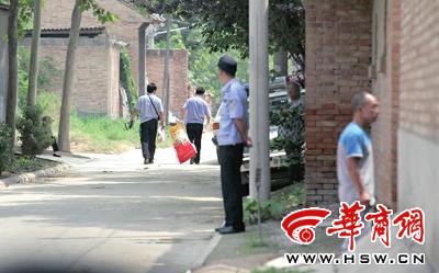 昨日，西安市閻良區(qū)譚家村，警方在事發(fā)的孫某家里勘查現(xiàn)場后，將提取的物證帶走 記者 黃利健 攝