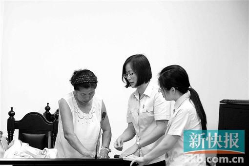 白春榮簽領(lǐng)國家賠償款。通訊員供圖