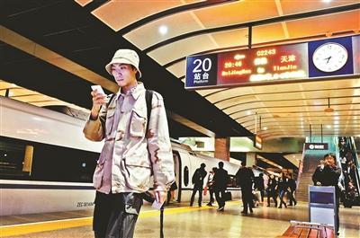 家住天津，在北京工作，呂先生每天乘坐京津城際列車上下班