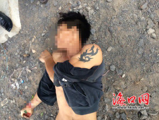 死亡的男子，左手手臂上有紋身
