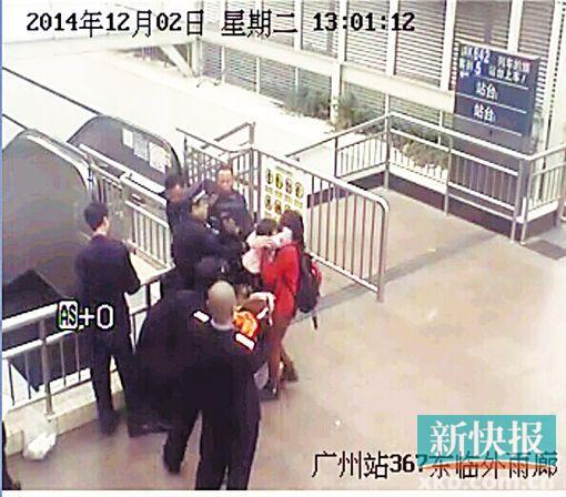 民警果斷將孩子救下,并控制跳樓男子。 通訊員圖(視頻截圖)
