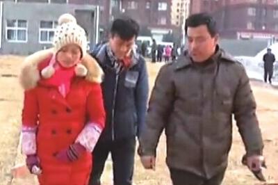 “失蹤”后又回家的越南新娘小吳(左)和家人到警方報案。視頻截圖