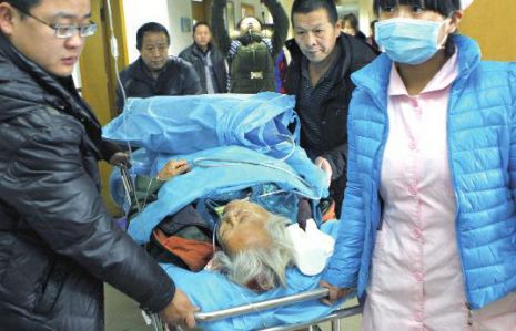 排隊(duì)領(lǐng)免費(fèi)白菜，86歲老太摔倒顱內(nèi)出血。