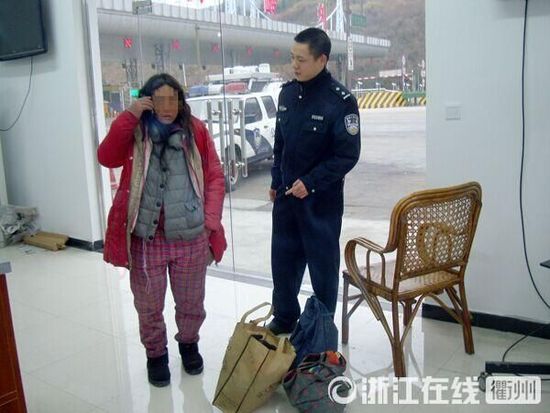 1月30日，衢州高速交警發(fā)現(xiàn)了徒步走在高速楓嶺關卡口的汪女士