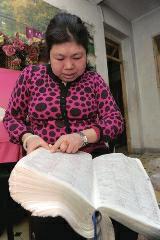 背單詞，是很多學生學習英語時最頭疼的事兒，而西安51歲大學英語老師李艷芝在兩年內背完《英漢大詞典》22萬個英語詞匯，學生稱贊其為一本活的《英漢大詞典》；兒子自小患有自閉癥，生活不能自理，20年前又與丈夫離婚，面對生活的不幸，她秉承“你必須一直向前”的信念。