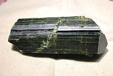近日，商南縣奇石愛好者潘某在青山鎮(zhèn)鐵礦開采區(qū)發(fā)現(xiàn)一塊疑似綠簾石，有待相關(guān)專家和權(quán)威機(jī)構(gòu)認(rèn)定。