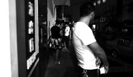 通過聊天軟件陌陌，男子小黃認(rèn)識了女孩小李，兩三天后，兩人就住到了一起。但好景不長，兩人在一起僅過了十幾天，戀愛關(guān)系即破裂，小黃稱曾給小李花了一萬余元。日前，小黃以詐騙為由將小李帶到派出所。