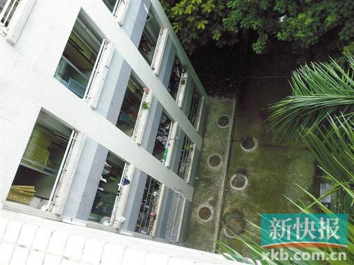 據(jù)目擊者稱,當(dāng)時(shí)墜樓者躺在右排中、下兩個(gè)井蓋中間附近。