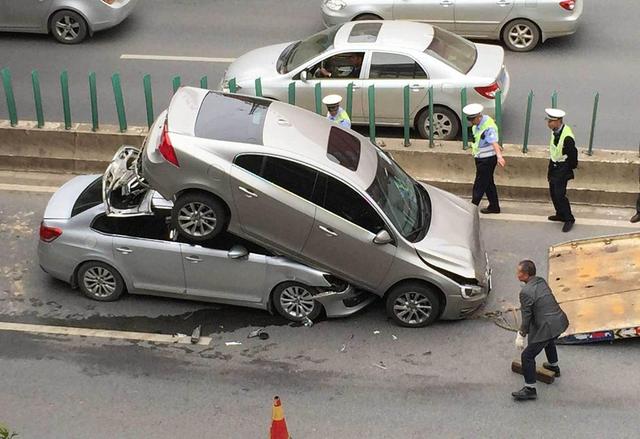 交警正在將兩車分開(kāi)。