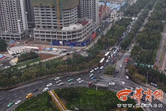 近日，不少通過(guò)陳楊寨轉(zhuǎn)盤的司機(jī)發(fā)現(xiàn)，4個(gè)方向的路口共新設(shè)了8個(gè)紅綠燈。