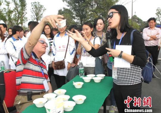 圖為外國友人品嘗揚州炒飯?！〈藜衙鳌z