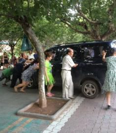 今年夏天壩壩舞成員將一輛小車(chē)推向公路。（圖據(jù)網(wǎng)絡(luò)）