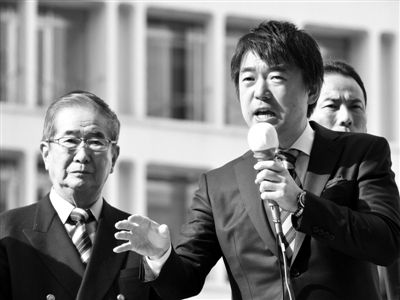 29日，日本著名極右翼分子石原慎太郎（左）和新生代右翼政客橋下徹在東京街頭演講拉票。