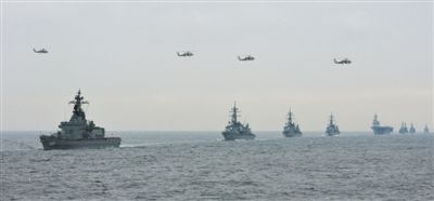 2012年10月14日，日本海上自衛(wèi)隊舉行閱艦式。2013年，日本自衛(wèi)隊時隔11年首增防衛(wèi)預算。資料圖片