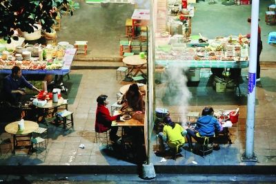 那邦鎮(zhèn)以往熱鬧的夜市，因為中緬邊境的戰(zhàn)亂，而變得冷冷清清 特派記者 賈代騰飛 攝
