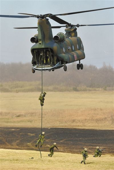 “登島” 1月13日，位于東京的習志野市，日本自衛(wèi)隊隊員在新年軍演中演練直升機登島行動。