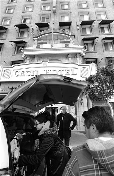 20日，美國洛杉磯，塞西爾酒店房客薩拜娜乘出租車離開酒店。由于擔(dān)心水質(zhì)受到污染，目前已有27戶房客離開塞西爾酒店。