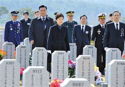 26日，韓國總統(tǒng)樸槿惠參加“天安”艦事件3周年紀念活動，悼念在事件中身亡的韓國士兵。
