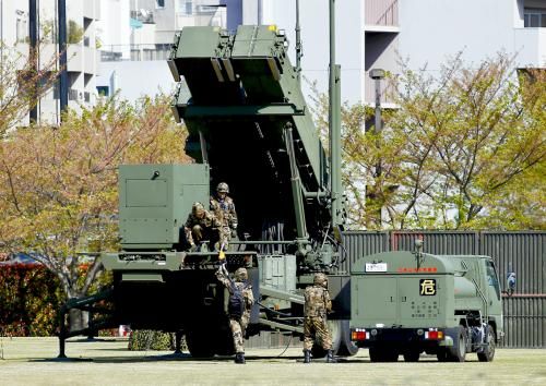 9日，日本自衛(wèi)隊(duì)為應(yīng)對(duì)朝鮮導(dǎo)彈威脅，在東京防衛(wèi)省總部設(shè)置“愛(ài)國(guó)者3”型導(dǎo)彈發(fā)射裝置。