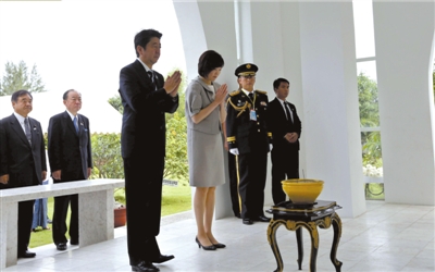 25日，緬甸仰光，安倍偕妻子參拜“二戰(zhàn)陣亡日軍墓”。圖/CFP