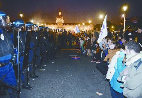 26日，法國反同性戀者與警察形成對峙之勢。
