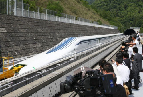 日本最新型磁懸浮列車登場，時速為500公里。